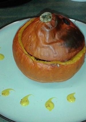 Une photo de Velouté de potiron avec sa sauce de sauge au piment d’Espelette