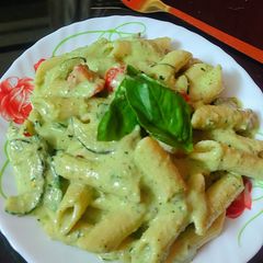 A picture of Pasta in zucchini sauce.