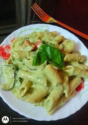 A picture of Pasta in zucchini sauce.