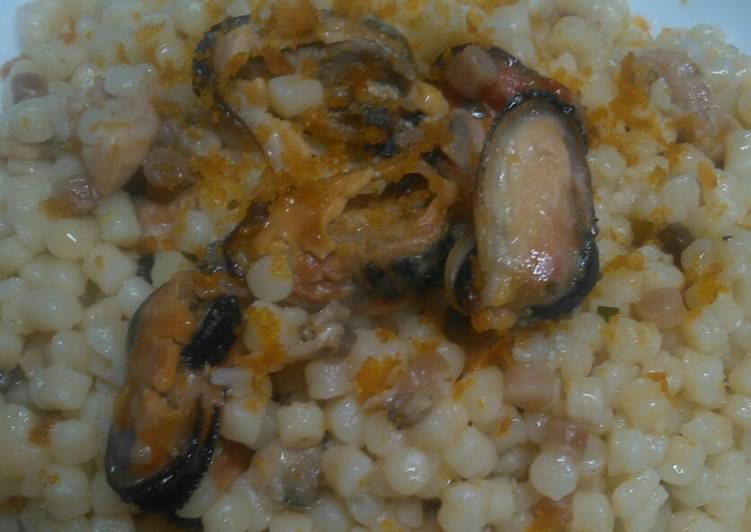 Fregola sarda con cozze vongole salmone e bottarga