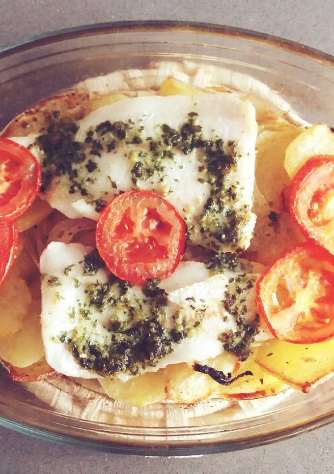 Una foto de Merluza al horno con guarnición de patatas y tomate asado
