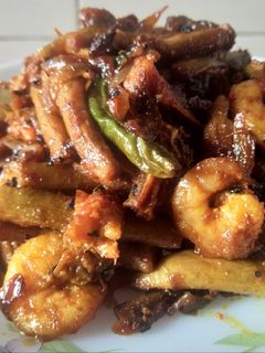 লতি চিংড়ি(Kochur loti diye Chingri mach recipe in Bengali) রেসিপির প্রধান ছবি