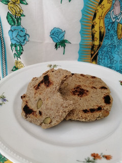 Una foto de Chapatis/pancitos sin gluten ni levadura, al sartén