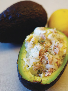 Una foto de Aguacate relleno de atún ecológico