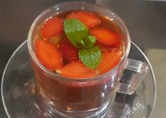 Cara Gampang Membuat Strawberry-Mint Tea yang Bisa Manjain Lidah