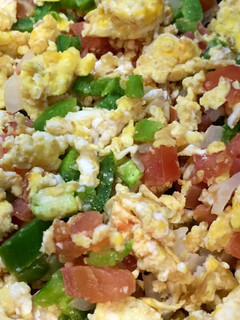 Una foto de Huevo 🍳 con pico de gallo 🐔