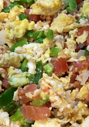 Una foto de Huevo 🍳 con pico de gallo 🐔
