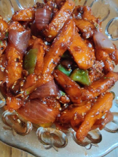 क्रिस्पी हनी चिल्ली पोटैटो (crispy honey chilli potato recipe in Hindi) रेसिपी मुख्य फोटो