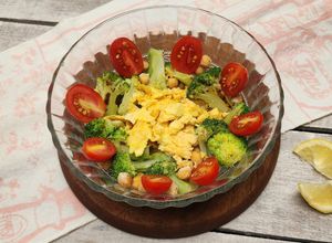 Una foto de ✨🥗Bowl Tibio de Garbanzos y Brócoli con Huevo Dorado a la Cúrcuma y Tomates Cherry Frescos🥗✨