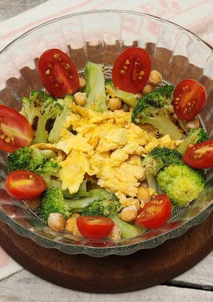 Una foto de ✨🥗Bowl Tibio de Garbanzos y Brócoli con Huevo Dorado a la Cúrcuma y Tomates Cherry Frescos🥗✨