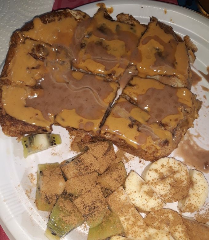 Foto principal de Tostada francesa con crema de cacahuete y proteína de chocolate