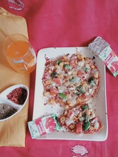 ભાખરી પીઝા (Bhakhri Pizza Recipe In Gujarati) રેસીપી મુખ્ય ફોટો