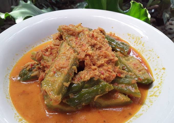 Bagaimana Menyiapkan Pare Rebon kuah Santan Anti Gagal