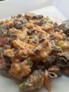 Una foto de Fideos con salsa blanca y verduras