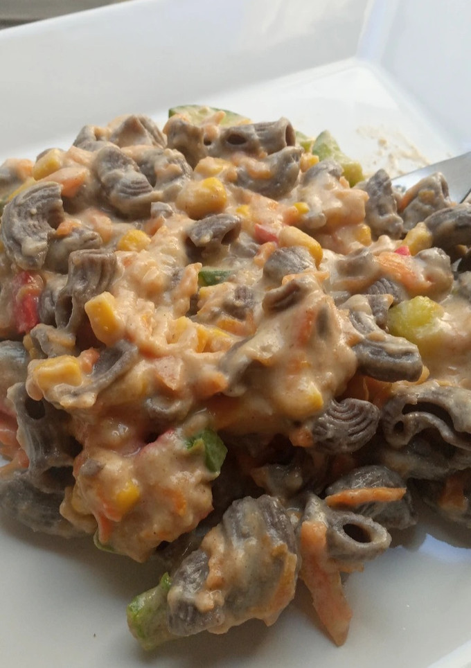 Una foto de Fideos con salsa blanca y verduras