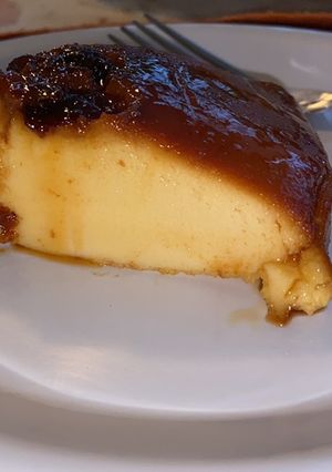 Una foto de Flan o quesillo con pasas