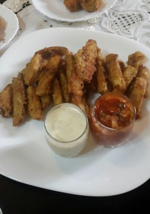 A picture of Wedges with garlic mayo and salsa.