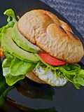 Śniadaniowy burger z jajkiem i avokado