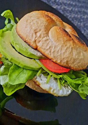 Zdjęcie przepisu Śniadaniowy burger z jajkiem i avokado.