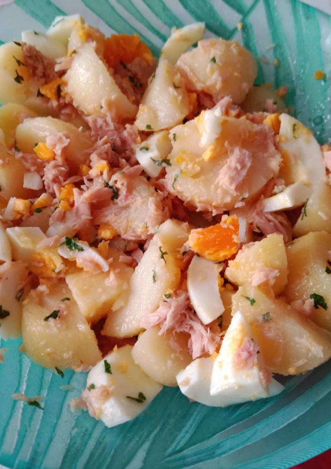 Una foto de Patatas con atún y huevo