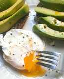 Tostadas de Pan Integral con Palta y Huevo Poché