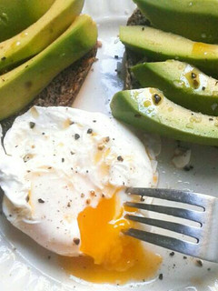 Una foto de Tostadas de Pan Integral con Palta y Huevo Poché