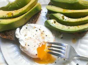 Una foto de Tostadas de Pan Integral con Palta y Huevo Poché