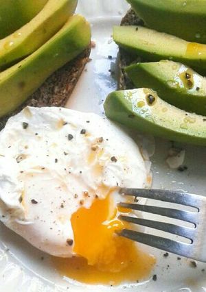 Una foto de Tostadas de Pan Integral con Palta y Huevo Poché