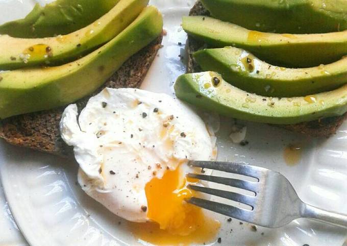 Tostadas De Pan Integral Con Palta Y Huevo Poché Receta De Daaaaay Cookpad 9341