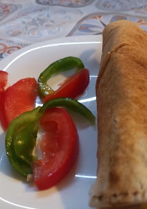 صورة لوصفة لفّة البطاطا المقلية بالجبن الكريمي والطماطم