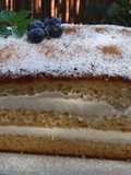 Bizcocho relleno de fresitas silvestres y arándanos frescos