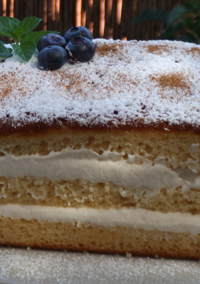 Una foto de Bizcocho relleno de fresitas silvestres y arándanos frescos