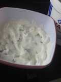 Ensalada de yogurt griego con pepino y rabanitos