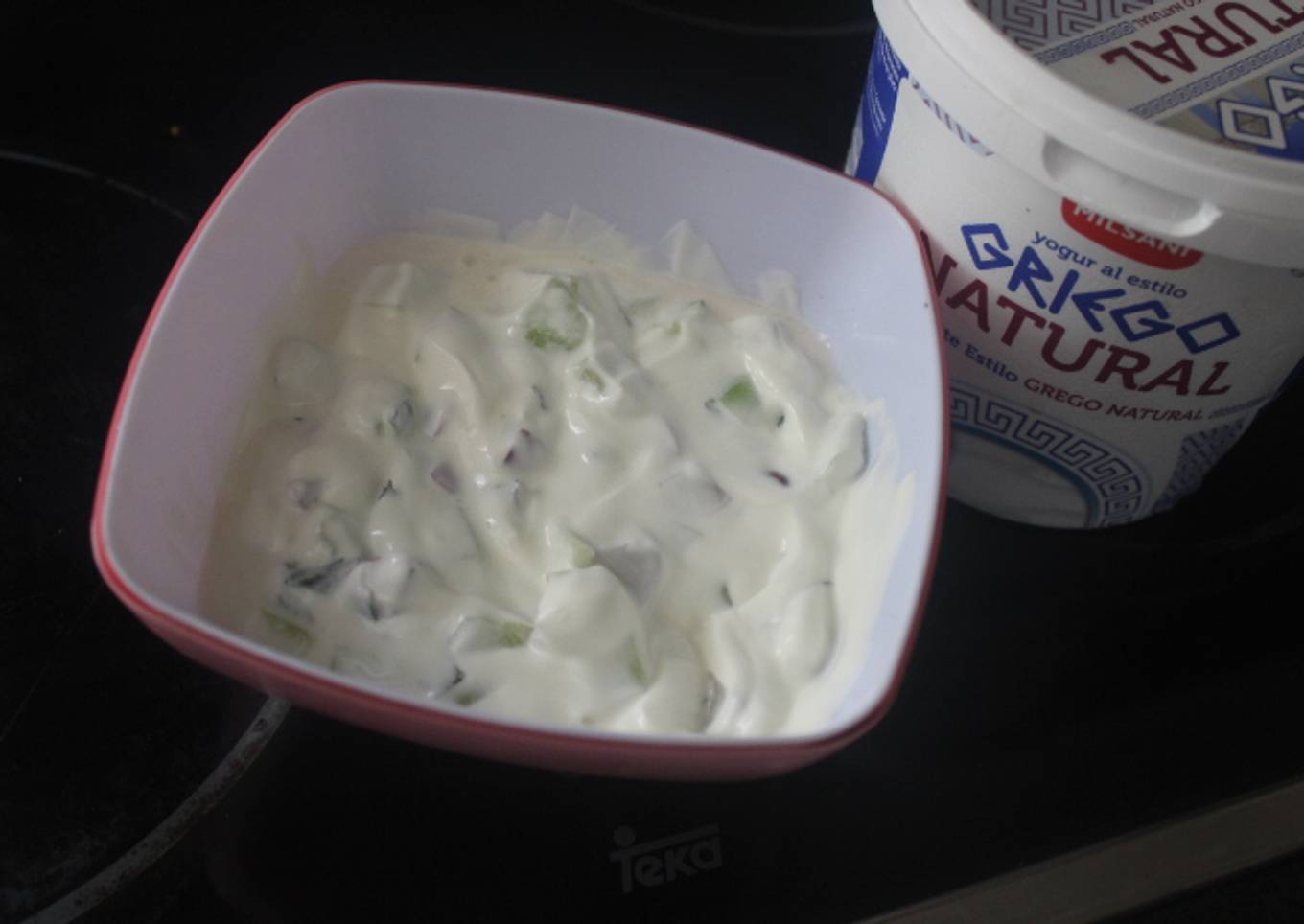 Ensalada de yogurt griego con pepino y rabanitos