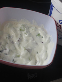 Una foto de Ensalada de yogurt griego con pepino y rabanitos