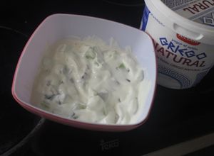 Foto principal de Ensalada de yogurt griego con pepino y rabanitos