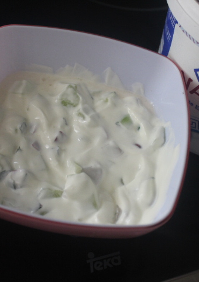 Una foto de Ensalada de yogurt griego con pepino y rabanitos