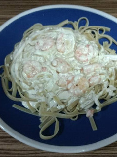 Una foto de Tallarines con salsa de camarones
