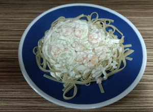 Una foto de Tallarines con salsa de camarones