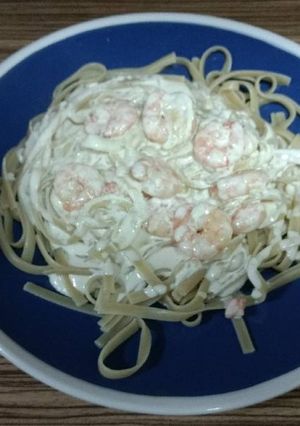Una foto de Tallarines con salsa de camarones