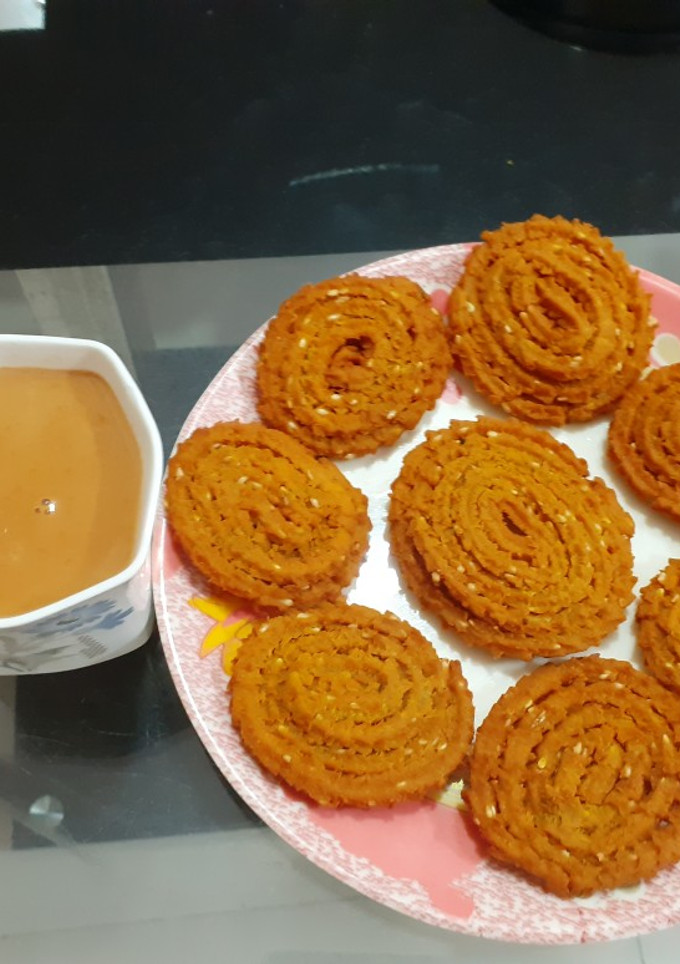ઘઉ ના લોટ ની ચકરી(ghau na lot ni chakri recipe in Gujarati) રેસીપી મુખ્ય ફોટો
