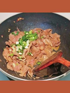 香檸XO醬蔥花牛舌 快炒版 5分鐘上桌下酒菜 的食譜成品照片