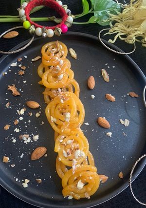 इंस्टेंट जलेबी(Instant jalebi recipe in hindi) रेसिपी मुख्य फोटो