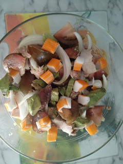 Una foto de Ensalada de tomate y aguacate