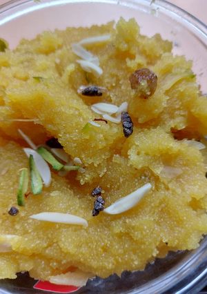 A picture of Kesar Elaichi Sheera.