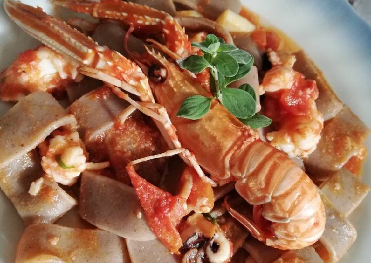 Calamarata ai semi di lino con scampi e seppioline