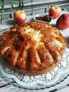 Une photo de Gâteau moelleux aux pommes et raisins secs