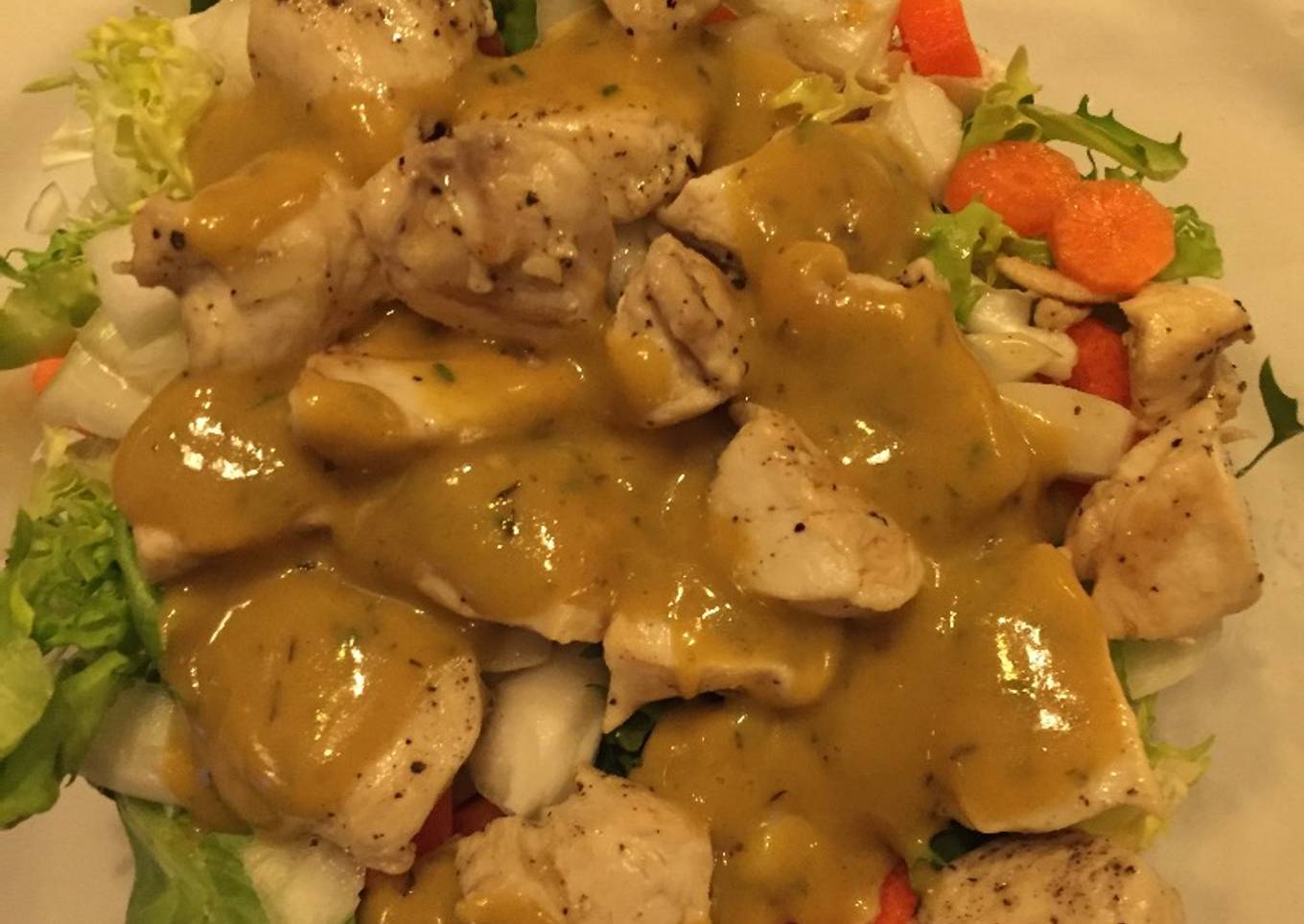 Ensalada con pollo y salsa de mostaza con miel