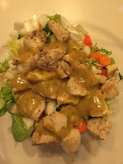Una foto de Ensalada con pollo y salsa de mostaza con miel