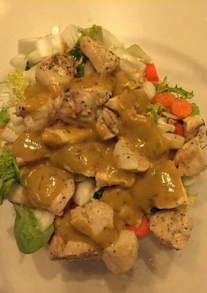 Foto principal de Ensalada con pollo y salsa de mostaza con miel